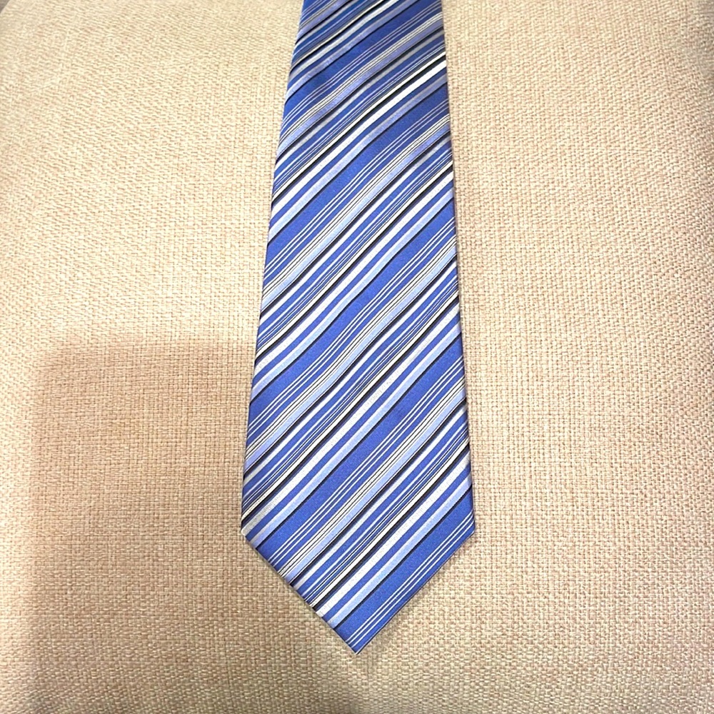 Geoffrey Beene Elegant Blue Stripe Silk Tie